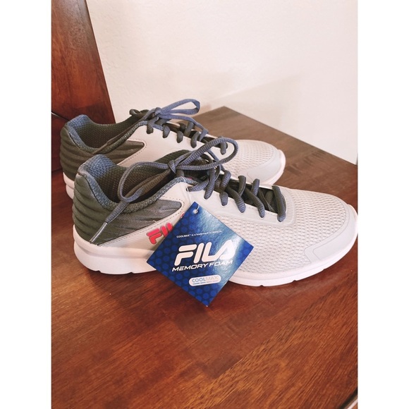 Woman’s Fila Coolmax Memory Foam size 8 Sneakers - Picture 2 of 12